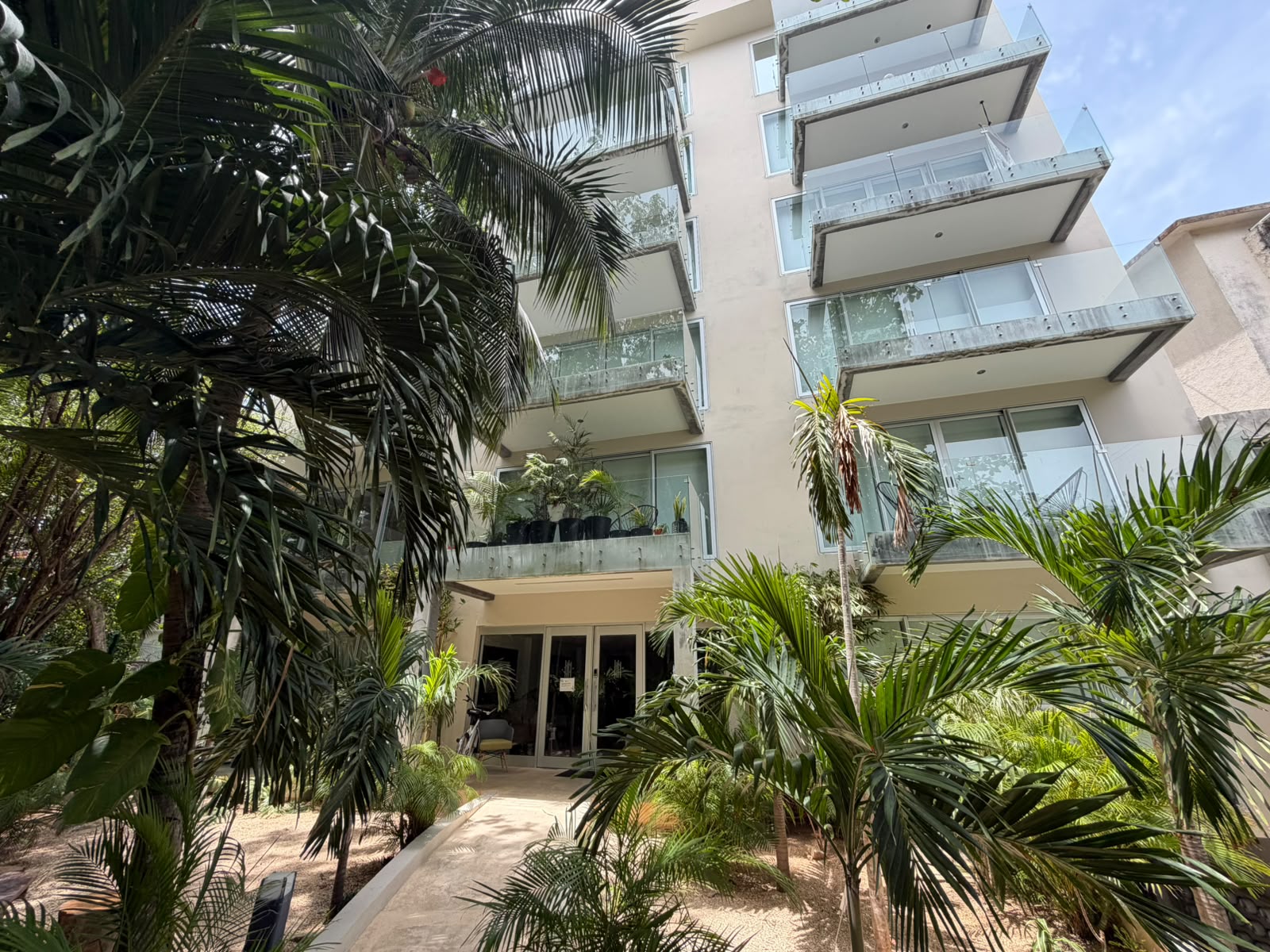 Studio with Large Balcony Near 5th Avenue